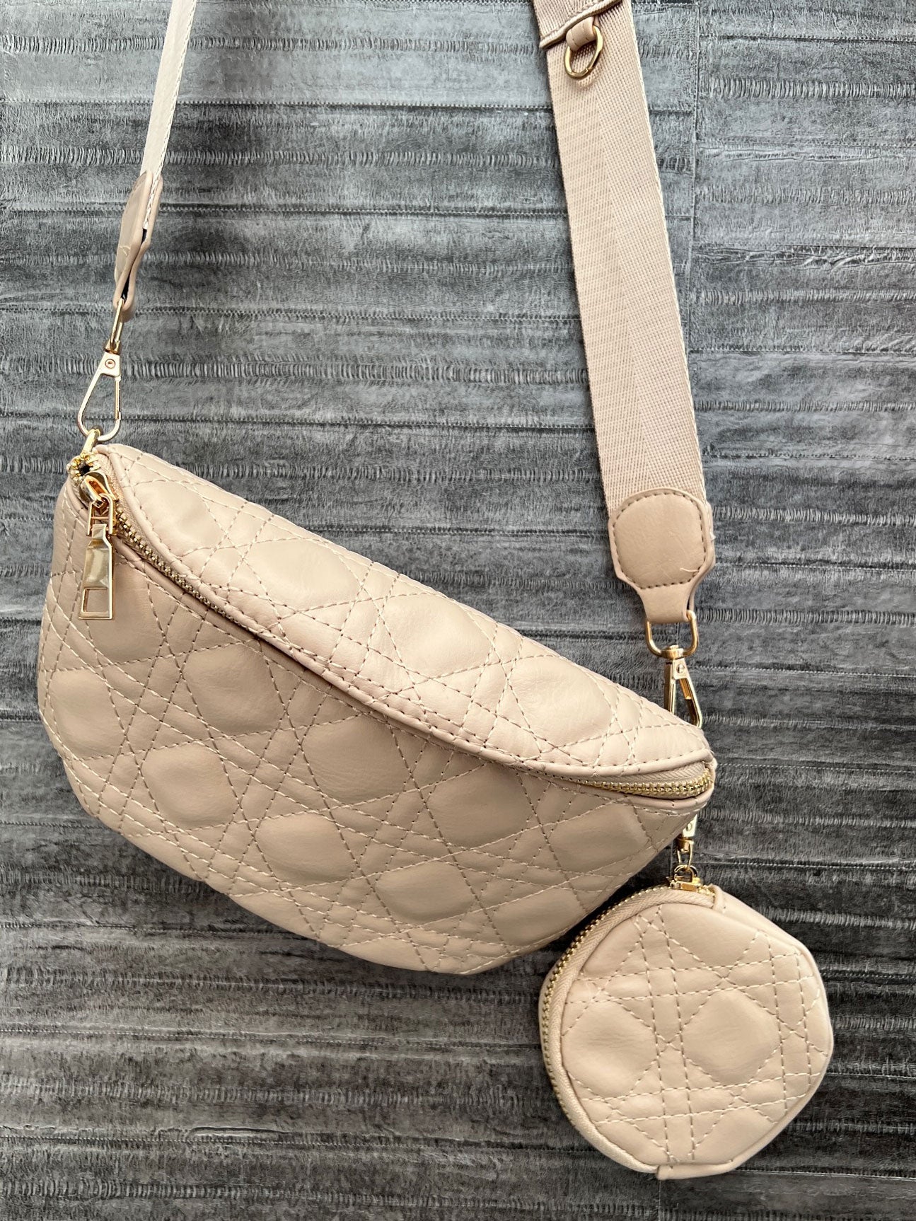 Fiona - Bältesväska i läderlook med guldkedja - Beige